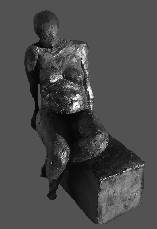 Siddende kvinde på lav klods