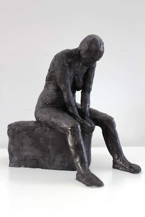 Kvinde på hjørne af klods