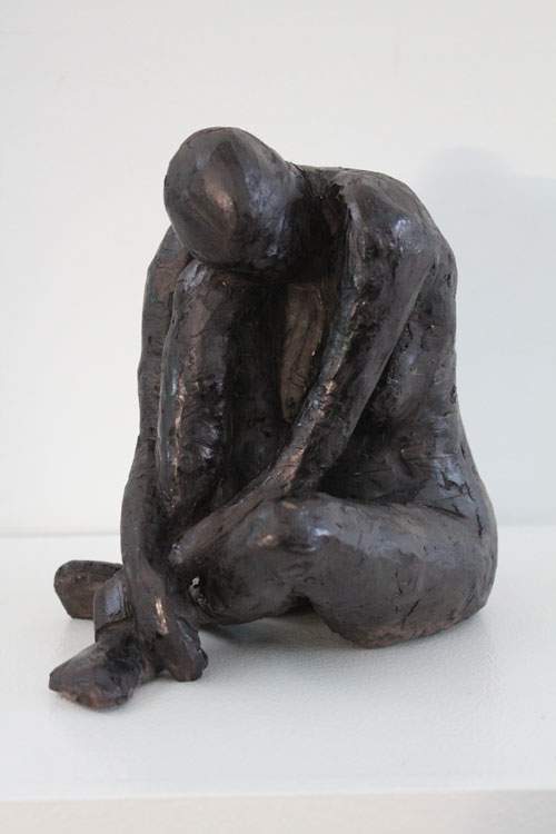 Siddende kvinde uden sokkel