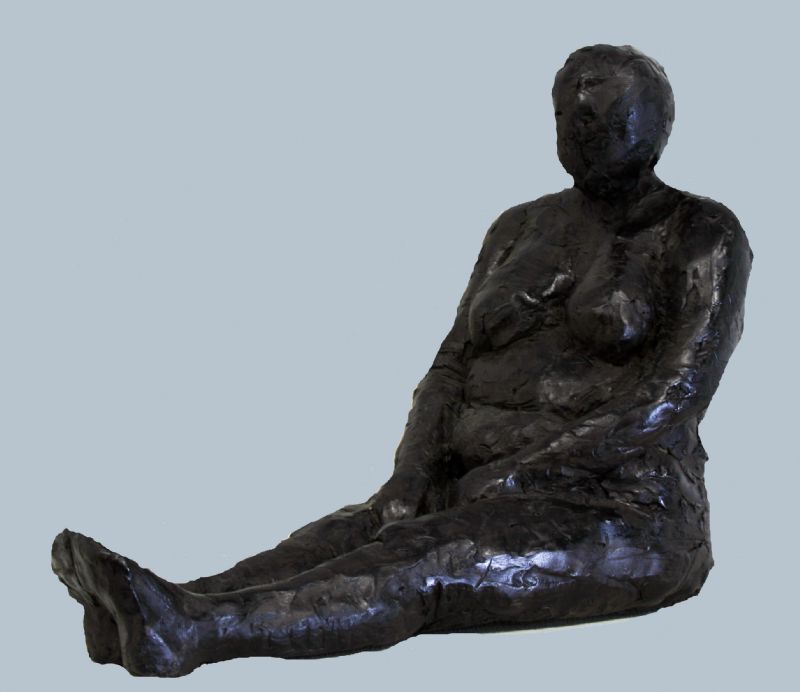 Kraftig kvinde med strakte ben