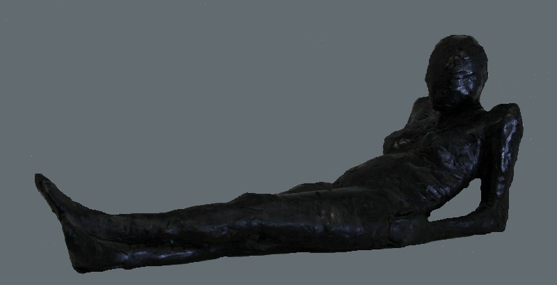 Kvinde liggende på albuerne