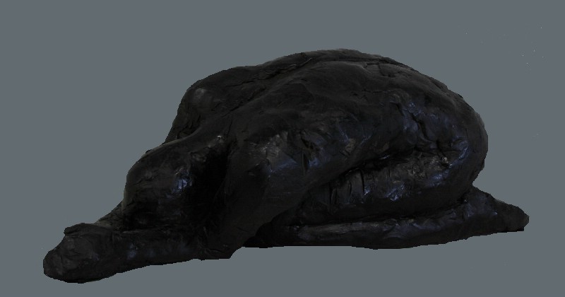 Kvinde liggende helt foroverbøjet