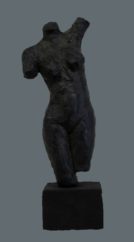 Kvindetorso på træklods