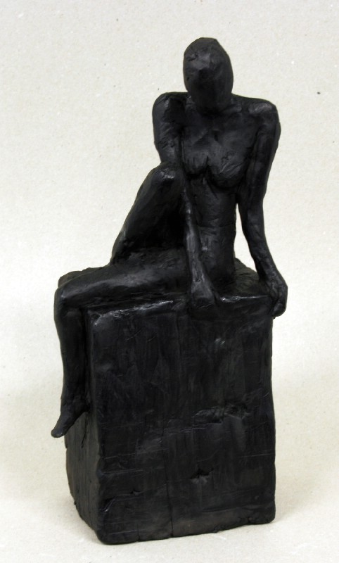 Spinkel kvinde på høj klods