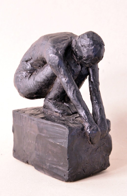 Kvinde siddende på hug