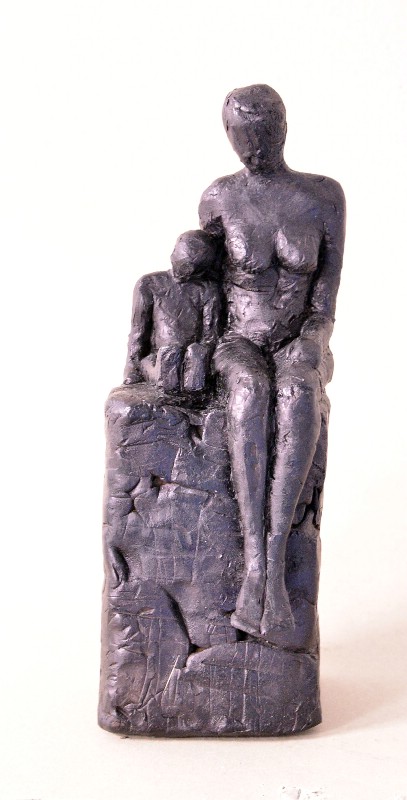 Kvinde og barn siddende på klods