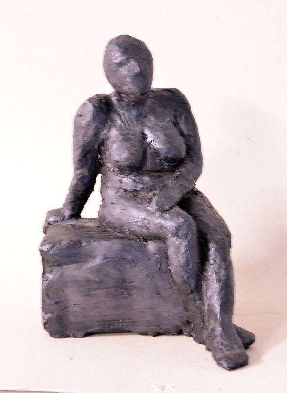 Kraftig kvinde siddende på lav klods