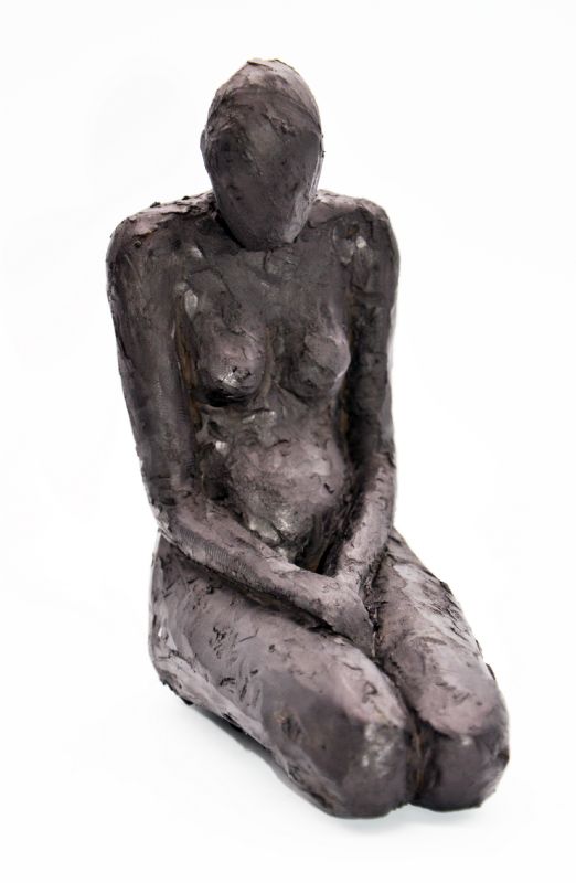 Kvinde på knæ, hænder foran