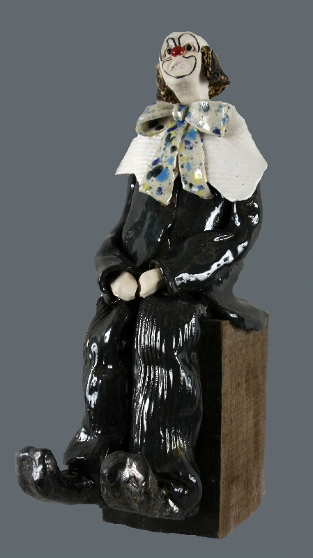 Siddende klovn på klods