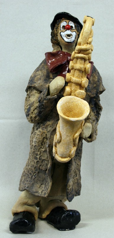 Stående klovn med saxofon