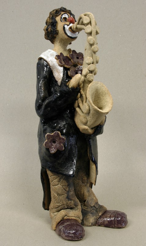 Stående klovn med saxofon