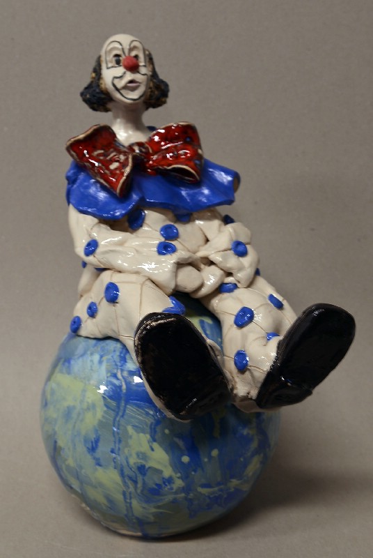 Siddende klovn på stor kugle