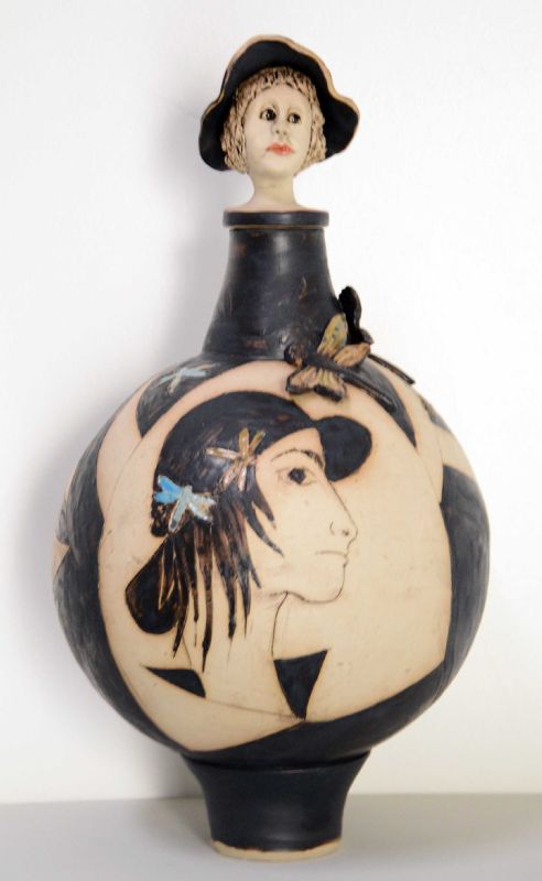 Krukke med dame på log med hat