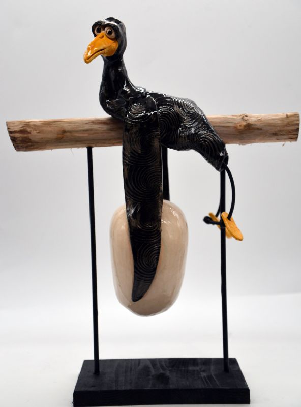 Hængende fugl med æg i stativ