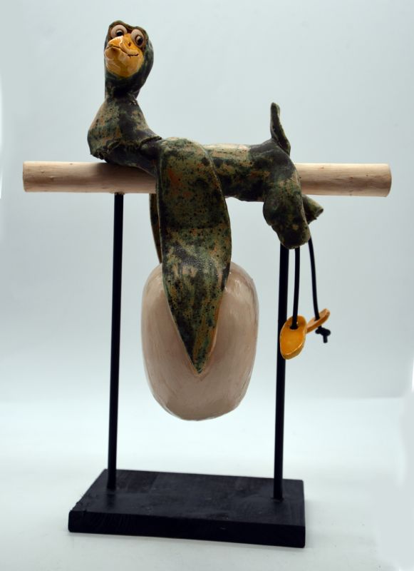 Hængende fugl med æg i stativ