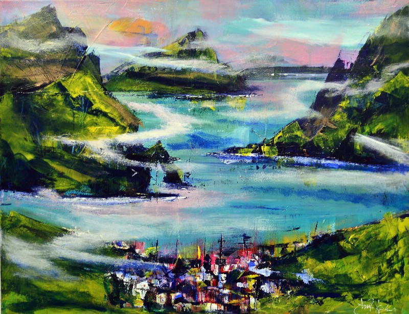 Disen svæver ind fra kysten mod færøsk bygd