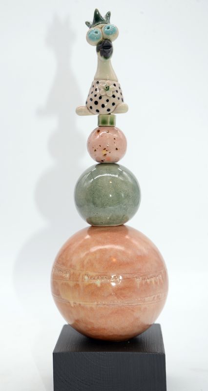 Kvinde på kugle og fod