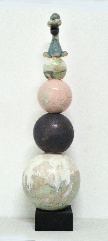 Kugleskulptur med fabeldyr