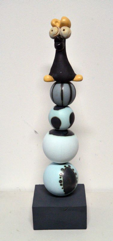 Kugleskulptur med fabeldyr