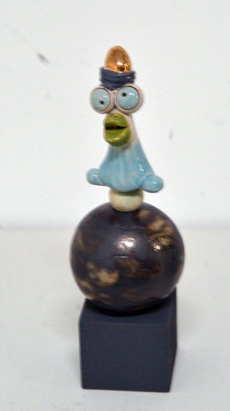 Kugleskulptur med fabeldyr