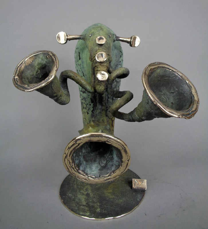 Trumpet Elephant - Midle