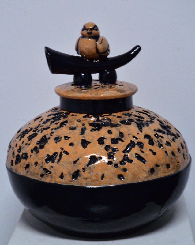 Keramikkrukke med låg og fugl