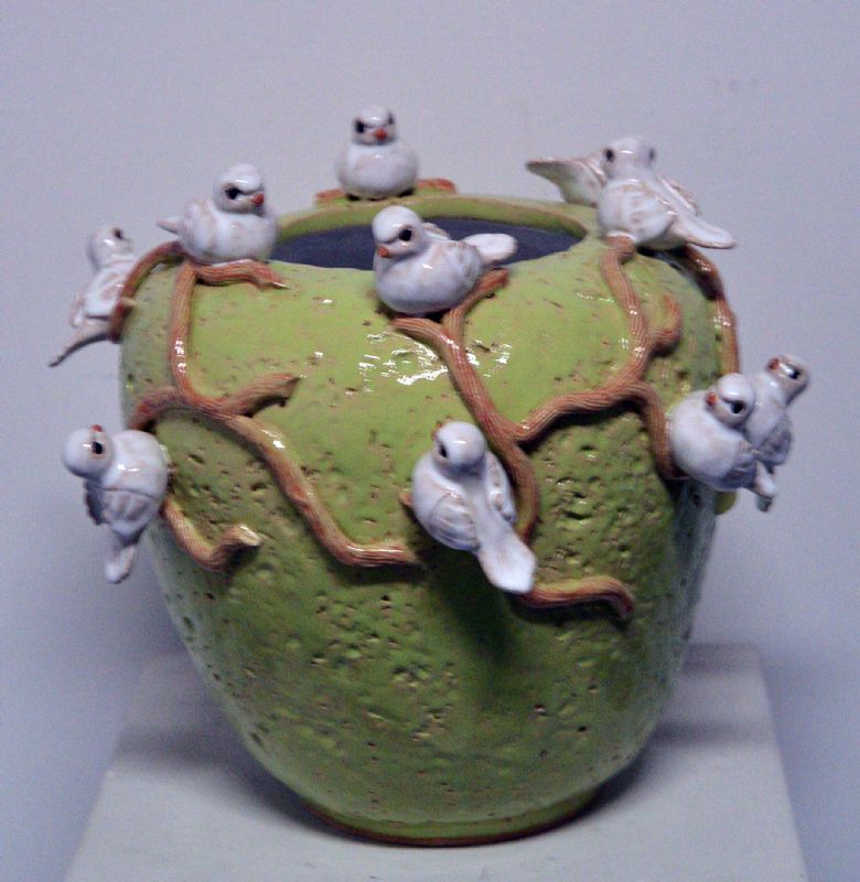 keramikkrukke med hvide fugle