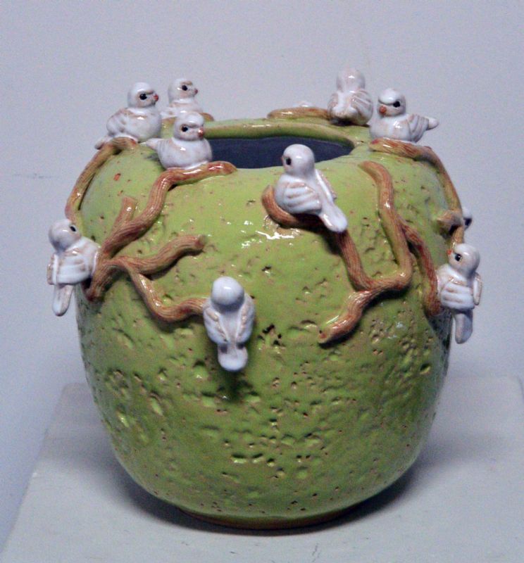 keramikkrukke med hvide fugle