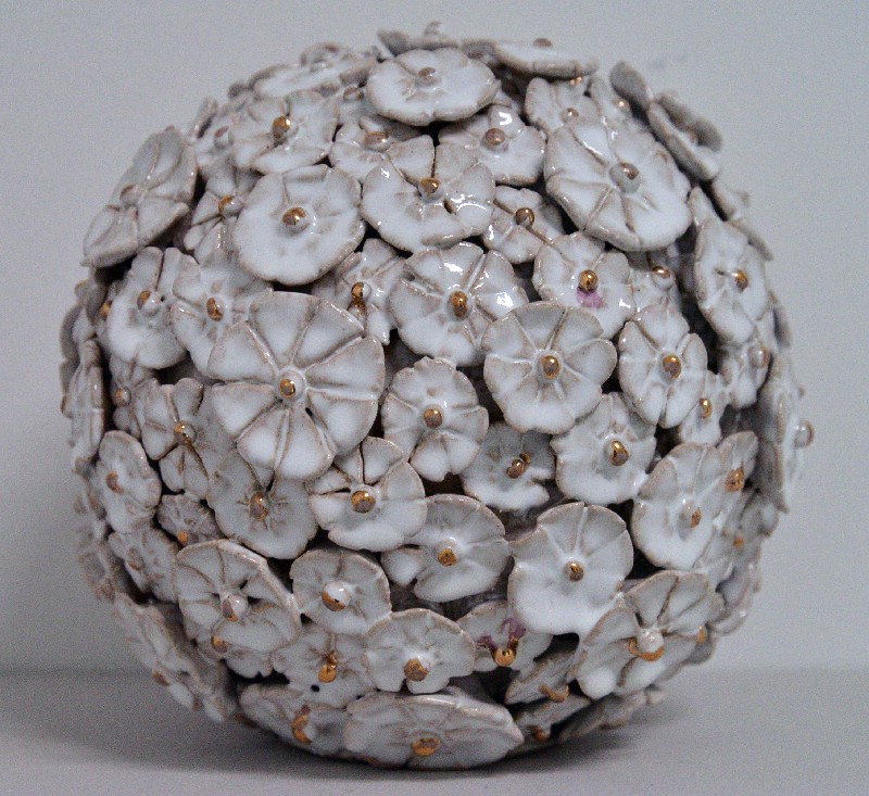 Hvid kugle med blomster