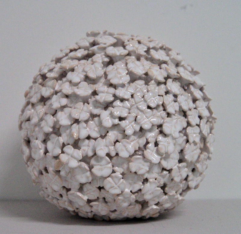 Hvid kugle med blomster