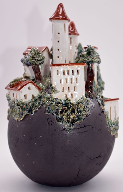 Klode med bjerglandsby - med lys