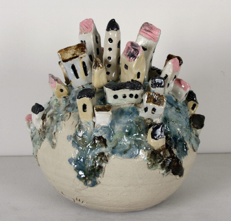 Keramiske skulptur - Klode med by