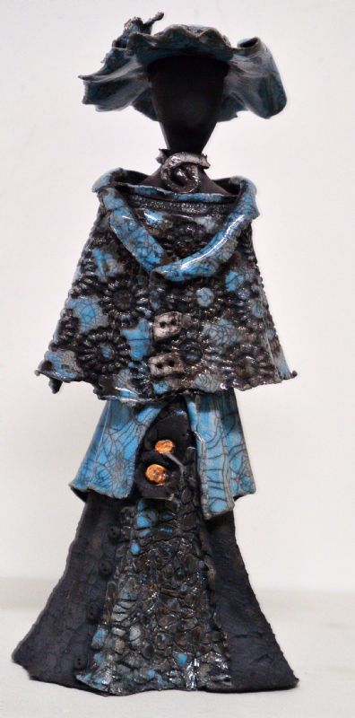 kvinde med kjole og hat