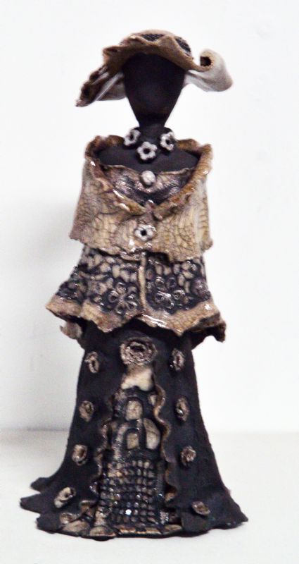 Kvinde med kjole og hat