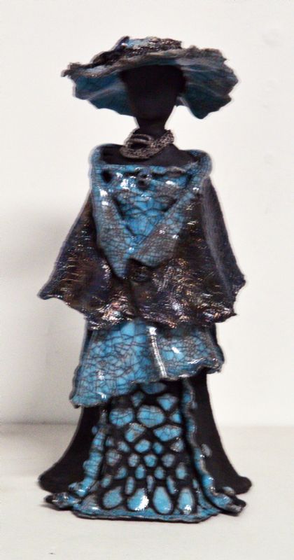 Kvinde med kjole og hat