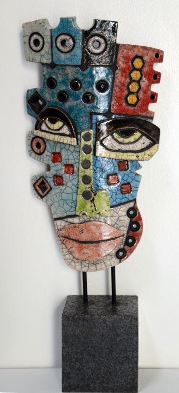 Maske på granitsokkel