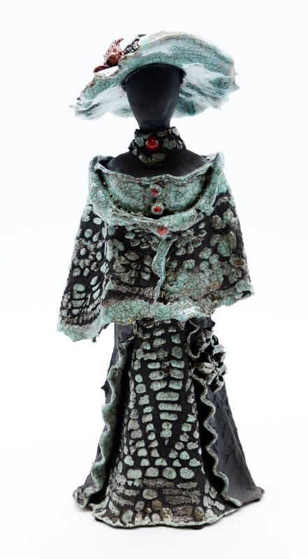 Kvinde med kjole og hat