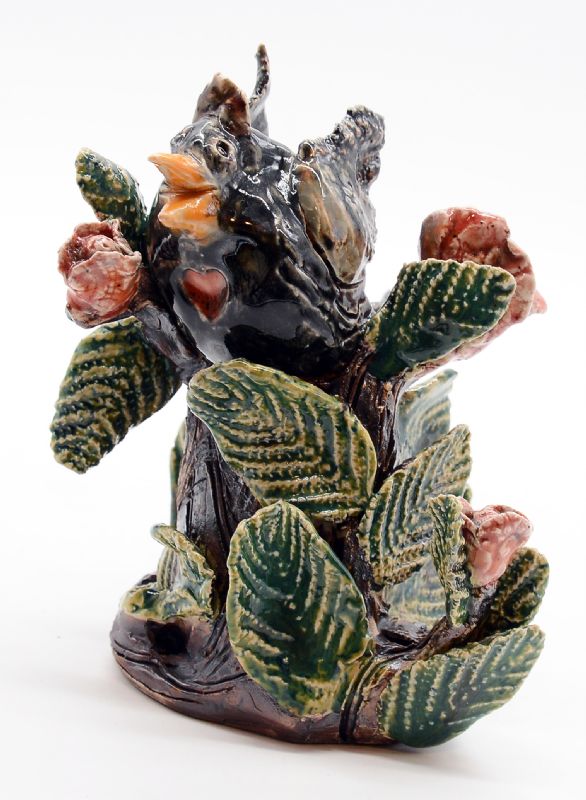 Fugl og blomst på sokkel