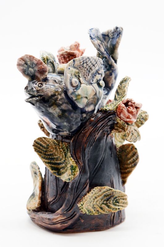 Fugl og blomst på sokkel